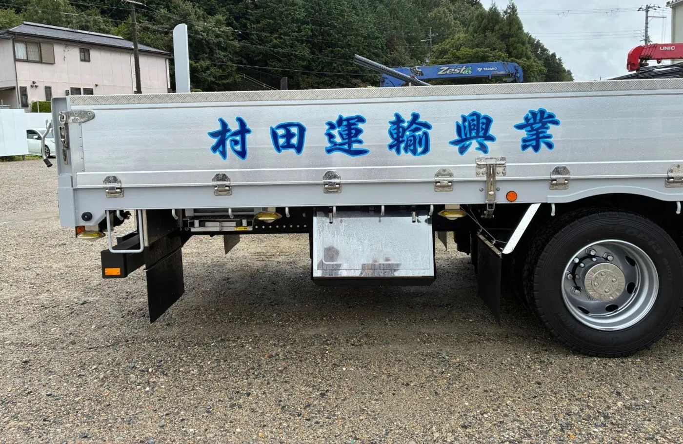 荷台に「村田運輸興業」と書かれた平ボディのトラック